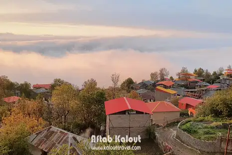 منظره مه‌آلود و رویایی روستای فیلبند آمل در دل کوه‌های سرسبز شمال