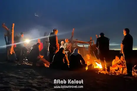 شب نشینی دور آتش در کویر